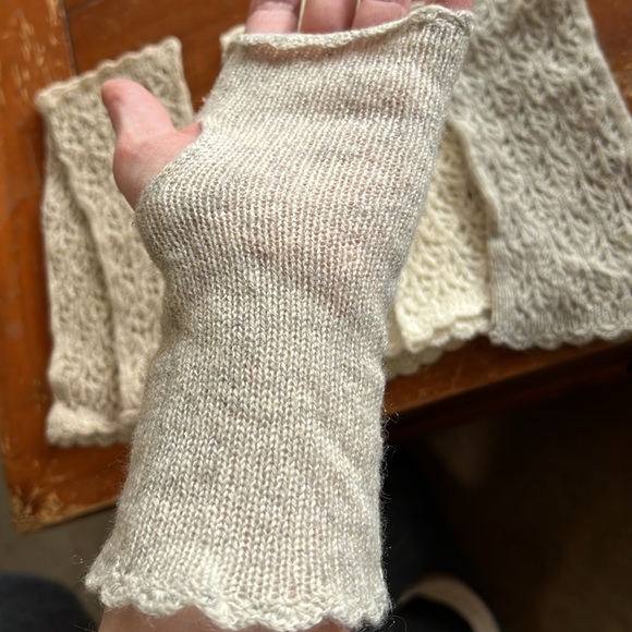 Lot of 3 pairs cashmere lace crochet fingerless gloves - Picture 4 of 4
